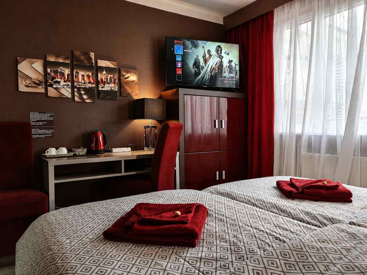 Gästezimmer im Hotel 108 in Glinde mit Doppelbett, Schreibtisch und Flachbildfernseher
