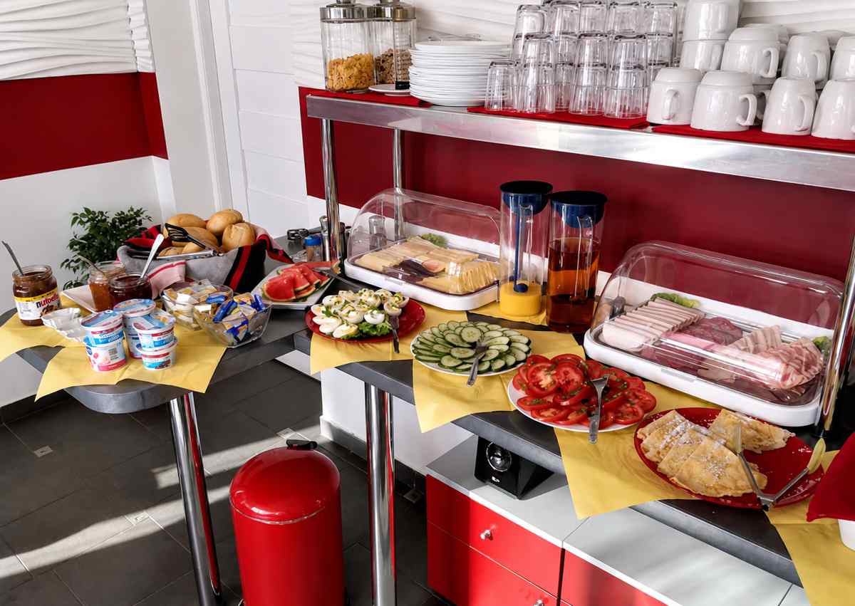Frühstücksbuffet im Hotel 108 mit Brot, Aufschnitt, Käse, Obst und Säften