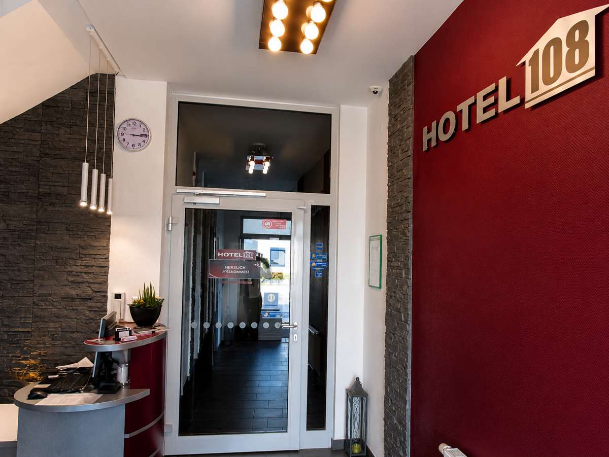 Empfangstresen und Willkommensbereich im Hotel 108 in Glinde
