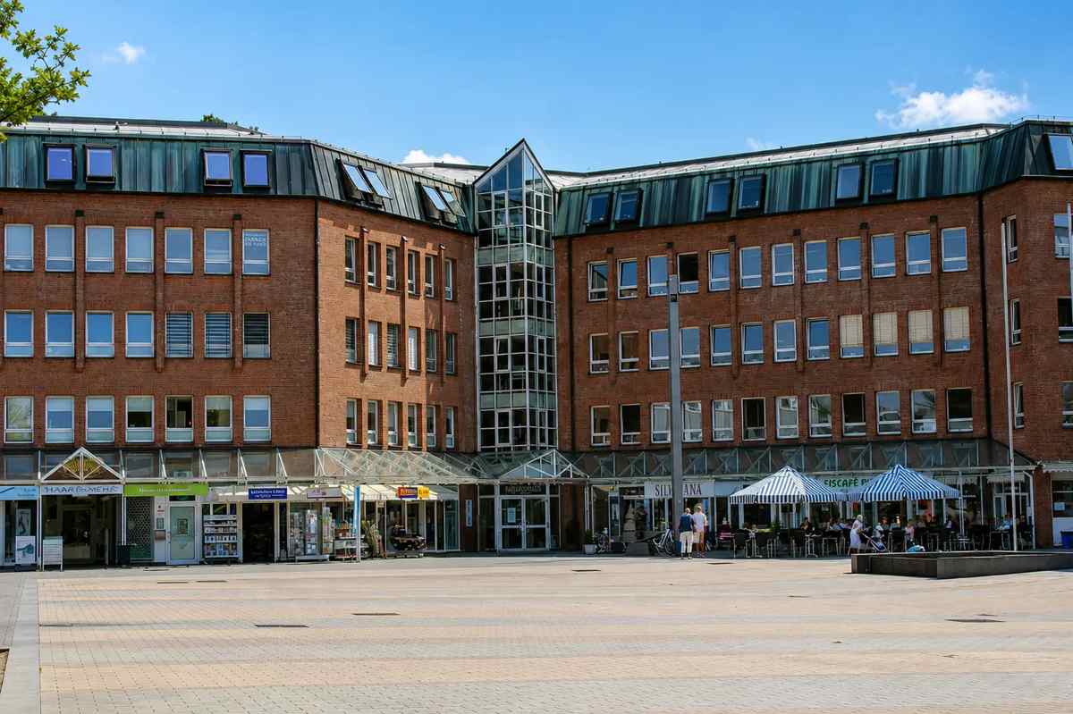 Marktplatz in Glinde bei Hamburg mit Geschäften und einem Straßencafé